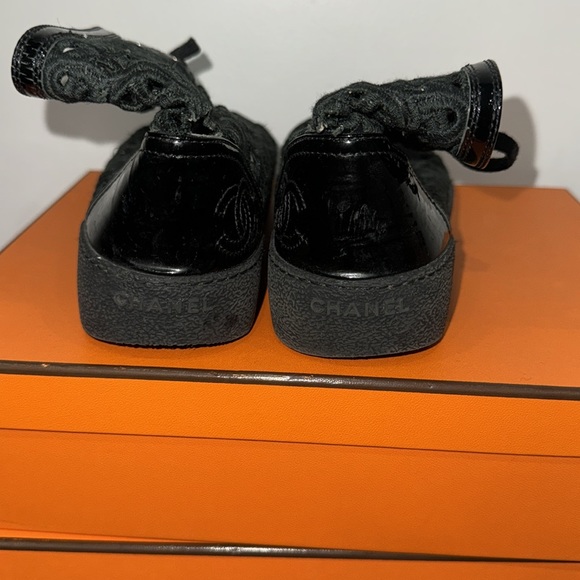 100%, authentic Chanel, crochet pattern, leather sneakers in black - Picture 9 of 9